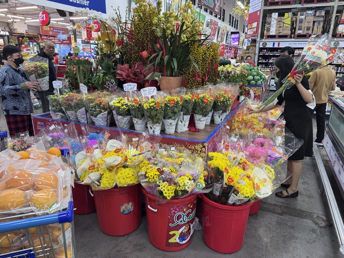 Chợ hoa Tết 2026: Nhiều l&ocirc; hoa kiểng đ&atilde; b&aacute;n hết sạch tại TP HCM - Ảnh 6.