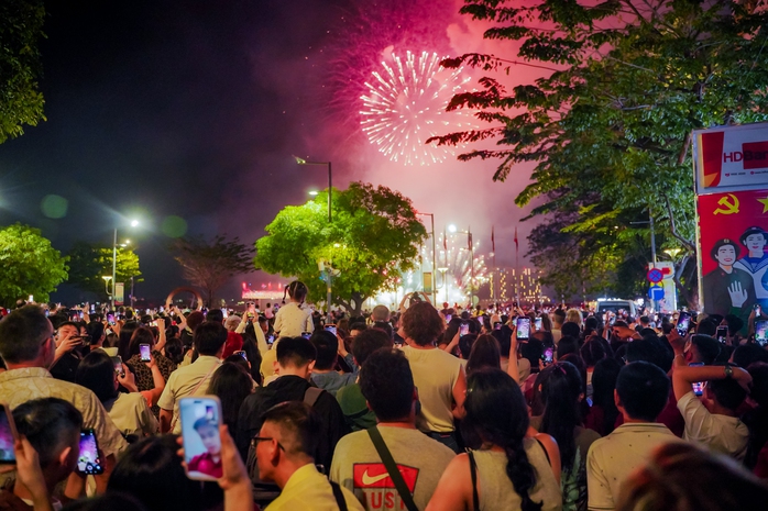 VIDEO: Người d&acirc;n TPHCM gửi kh&aacute;t vọng v&agrave;o vận hội mới dưới bầu trời ph&aacute;o hoa giao thừa - Ảnh 1.