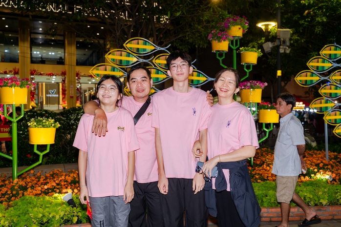 VIDEO: Người d&acirc;n TPHCM gửi kh&aacute;t vọng v&agrave;o vận hội mới dưới bầu trời ph&aacute;o hoa giao thừa - Ảnh 4.