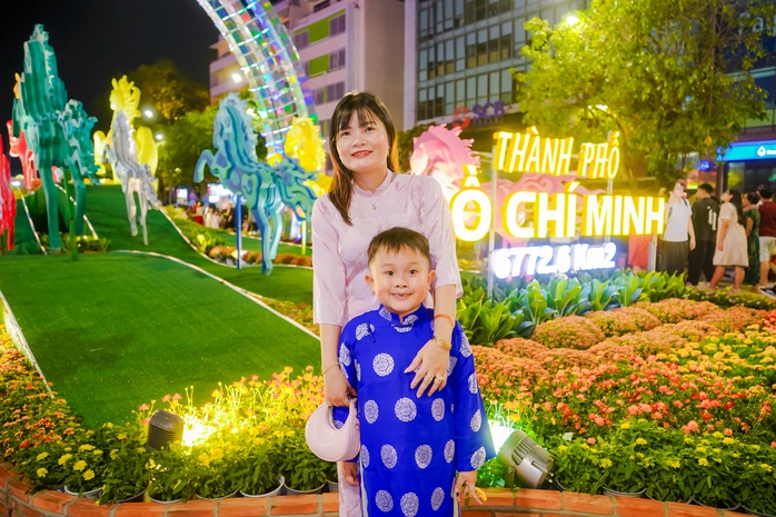 VIDEO: Người d&acirc;n TPHCM gửi kh&aacute;t vọng v&agrave;o vận hội mới dưới bầu trời ph&aacute;o hoa giao thừa - Ảnh 5.