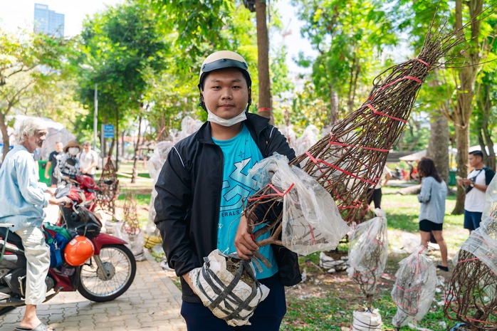 VIDEO: Xả hoa Tết gi&aacute; 100.000 đồng vắng kh&aacute;ch v&agrave;o trưa 29 Tết tại TPHCM - Ảnh 20.
