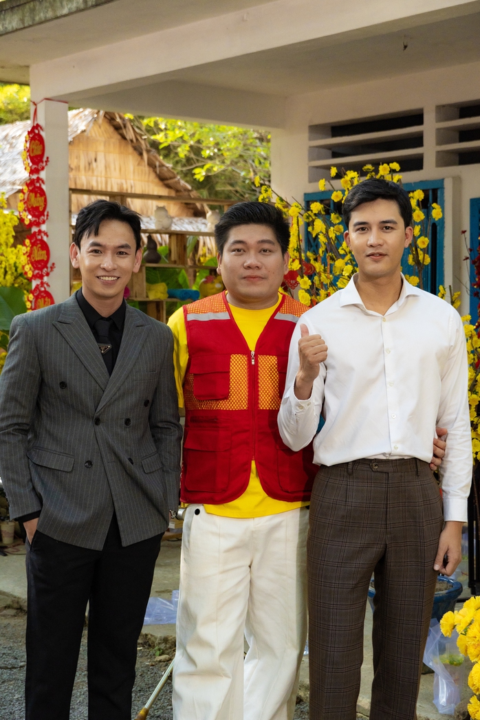 Huỳnh Qu&yacute;, Đỗ Trung Tuấn g&oacute;p mặt trong MV nhạc Tết của Ph&uacute;c Syno  - Ảnh 2.