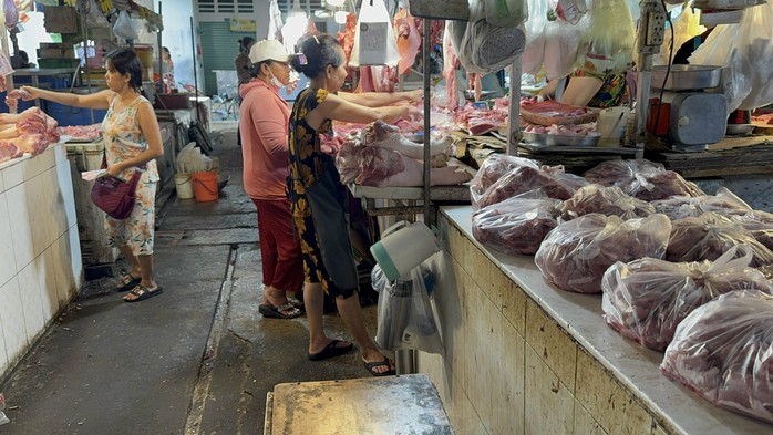 Gi&aacute; heo hơi h&ocirc;m nay 16 - 2: Thị trường thịt heo tại TP HCM tăng cao - Ảnh 1.