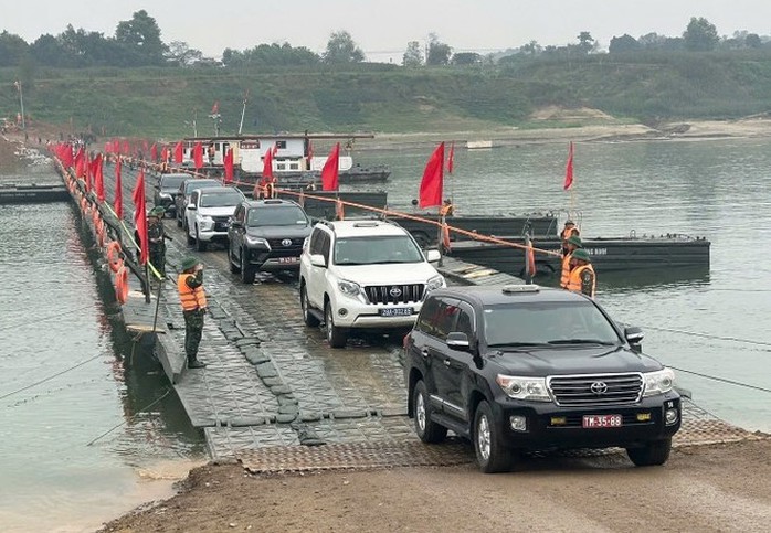 Th&ocirc;ng xe cầu phao Đoan H&ugrave;ng qua s&ocirc;ng L&ocirc;  - Ảnh 1.