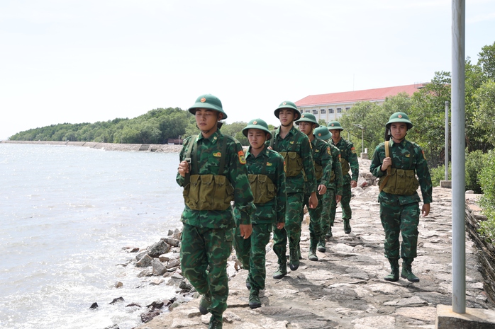 Xu&acirc;n về tr&ecirc;n x&atilde; đảo Thạnh An: Niềm vui của chiến sĩ bi&ecirc;n ph&ograve;ng 2026 - Ảnh 4.