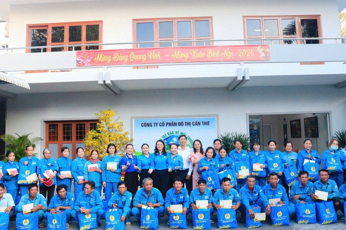 LĐLĐ TP Cần Thơ thăm, tặng qu&agrave; đo&agrave;n vi&ecirc;n, c&ocirc;ng nh&acirc;n đ&ecirc;m giao thừa - Ảnh 4.