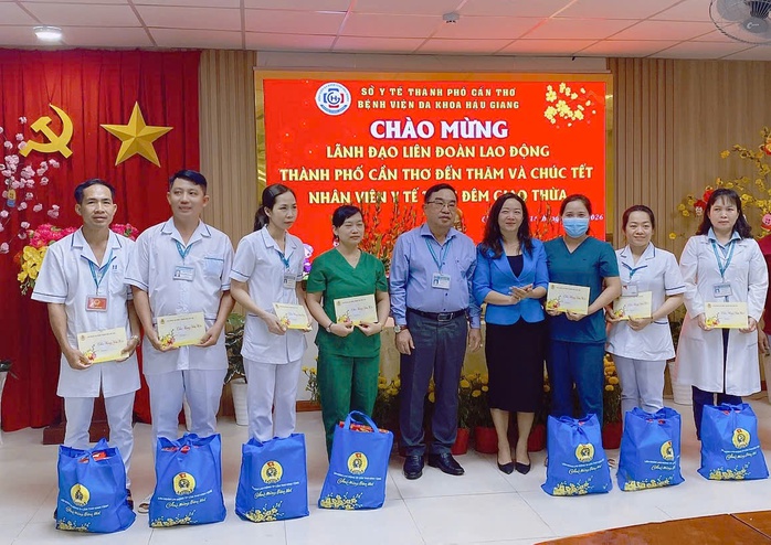 LĐLĐ TP Cần Thơ thăm, tặng qu&agrave; đo&agrave;n vi&ecirc;n, c&ocirc;ng nh&acirc;n đ&ecirc;m giao thừa - Ảnh 5.