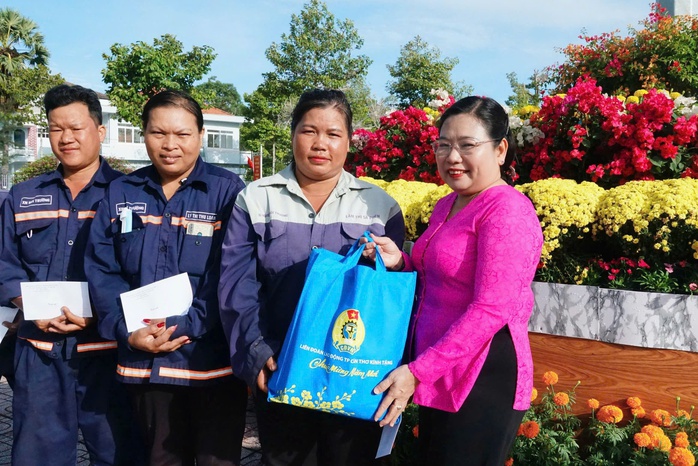 LĐLĐ TP Cần Thơ thăm, tặng qu&agrave; đo&agrave;n vi&ecirc;n, c&ocirc;ng nh&acirc;n đ&ecirc;m giao thừa - Ảnh 2.