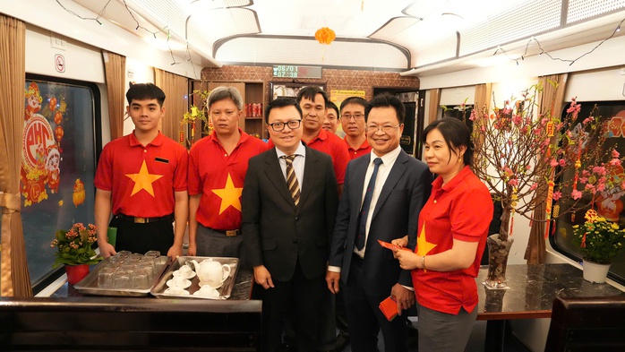 Kh&ocirc;ng kh&iacute; giao thừa rộn r&agrave;ng khắp cả nước - Ảnh 5.