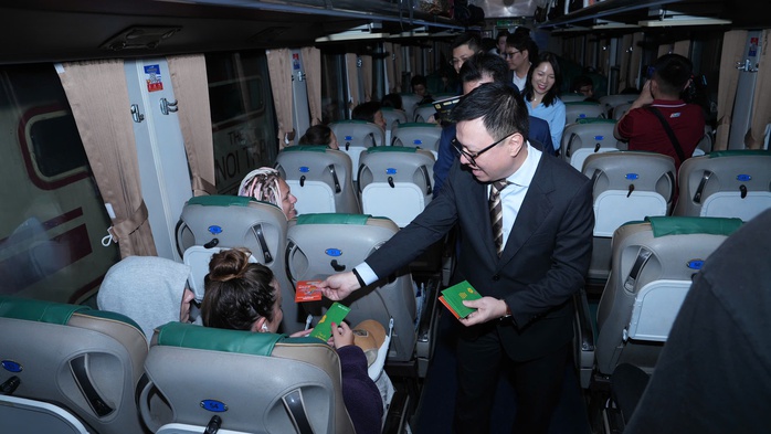 Kh&ocirc;ng kh&iacute; giao thừa rộn r&agrave;ng khắp cả nước - Ảnh 3.