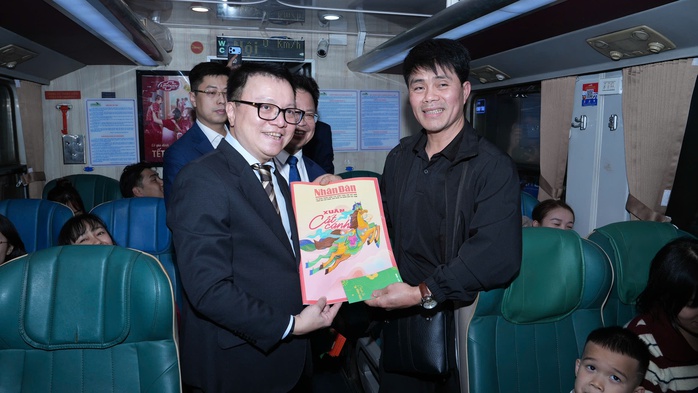 Kh&ocirc;ng kh&iacute; giao thừa rộn r&agrave;ng khắp cả nước - Ảnh 4.