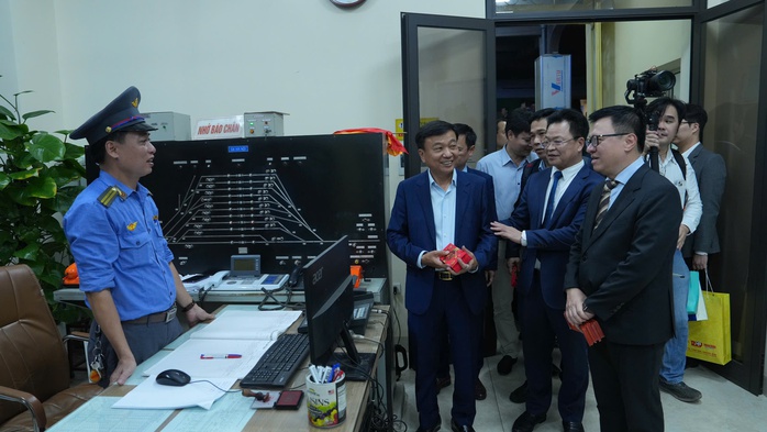 Kh&ocirc;ng kh&iacute; giao thừa rộn r&agrave;ng khắp cả nước - Ảnh 2.