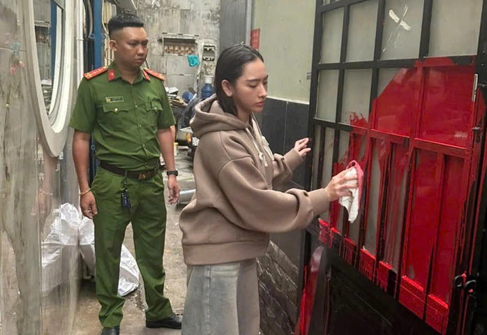 Cô gái ở TPHCM tạt sơn nhà người yêu cũ để "bỏ tức" - Ảnh 1.