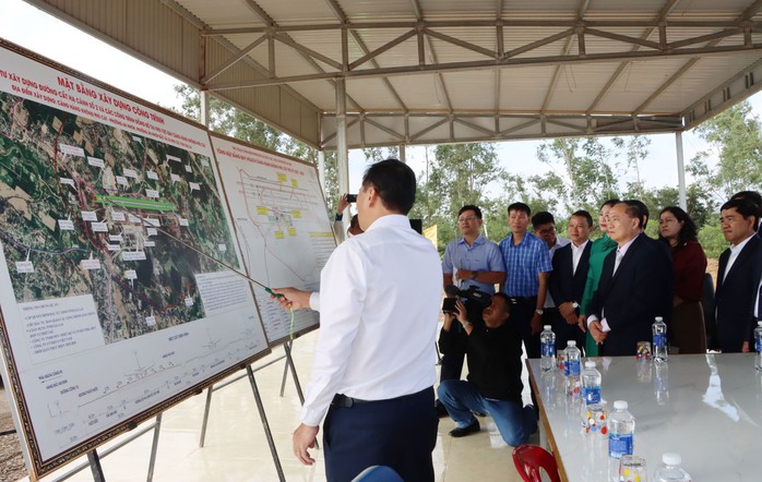 M&ugrave;a xu&acirc;n tr&ecirc;n đại c&ocirc;ng trường Cảng h&agrave;ng kh&ocirc;ng Ph&ugrave; C&aacute;t - Ảnh 3.