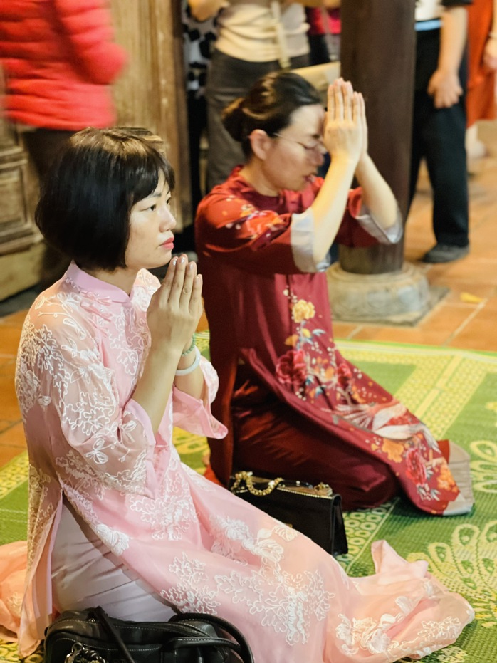 Năm mới lên chùa cầu an - Ảnh 1.