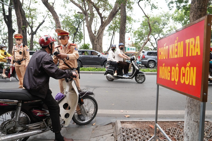 CSGT cả nước ra qu&acirc;n kiểm tra nồng độ cồn m&ugrave;ng 1 Tết B&iacute;nh Ngọ 2026 - Ảnh 2.