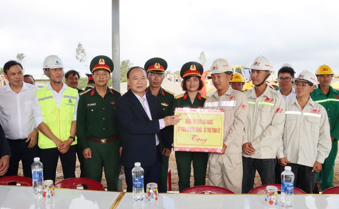 M&ugrave;a xu&acirc;n tr&ecirc;n đại c&ocirc;ng trường Cảng h&agrave;ng kh&ocirc;ng Ph&ugrave; C&aacute;t - Ảnh 2.