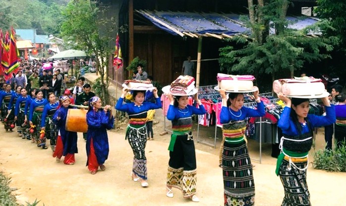 Chuyện cả bản "rước" h&ograve;n đ&aacute; thi&ecirc;ng để xin v&iacute;a đầu năm mới - Ảnh 5.