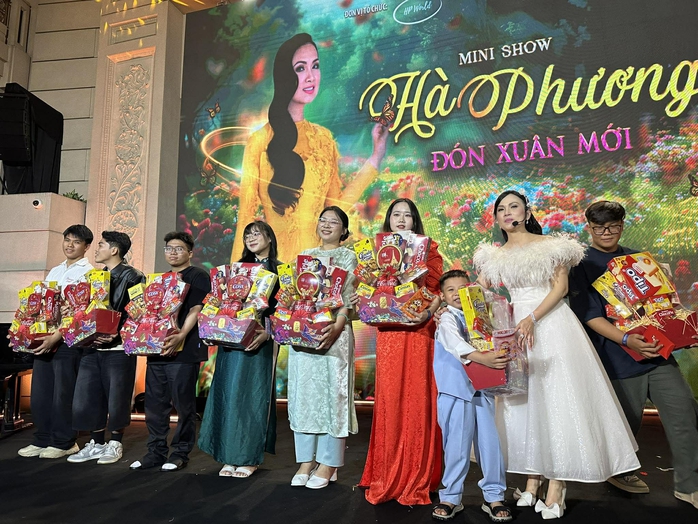 Ca sĩ H&agrave; Phương hội ngộ Trần Sang, Th&aacute;i San trong đ&ecirc;m giao thừa - Ảnh 7.