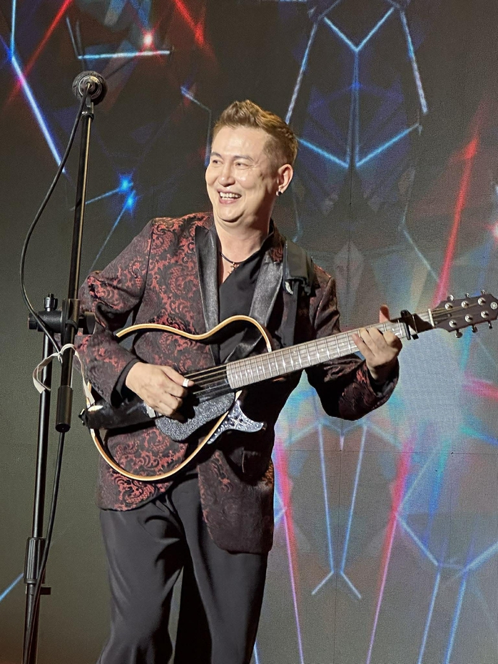 Ca sĩ H&agrave; Phương hội ngộ Trần Sang, Th&aacute;i San trong đ&ecirc;m giao thừa - Ảnh 8.