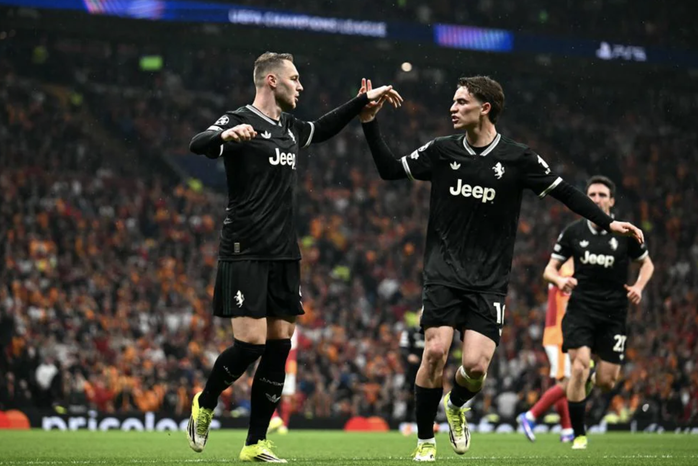 Galatasaray thắng trận cầu 7 b&agrave;n, "B&agrave; đầm gi&agrave;" thua tan t&aacute;c tại Istanbul - Ảnh 2.