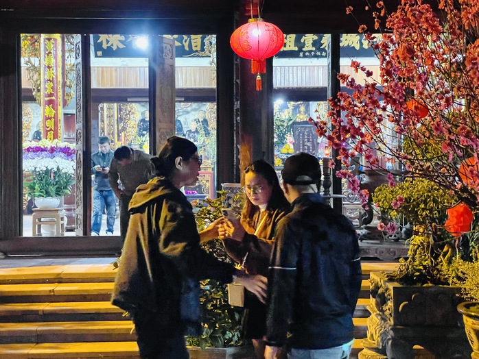 Năm mới lên chùa cầu an - Ảnh 7.
