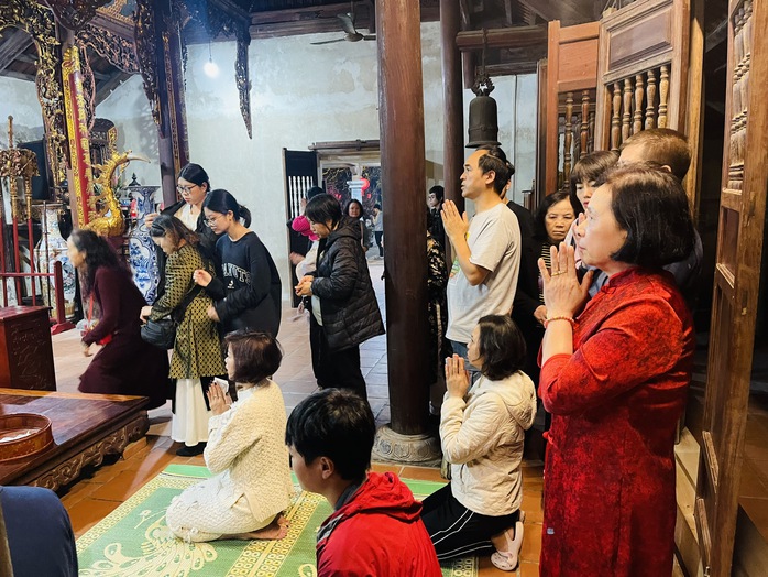 Năm mới lên chùa cầu an - Ảnh 3.