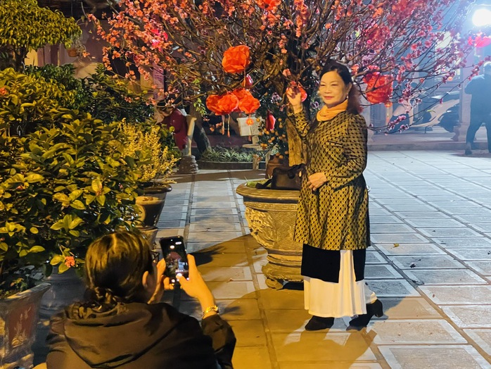 Năm mới lên chùa cầu an - Ảnh 6.