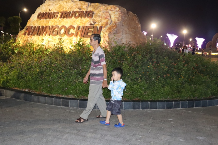 VIDEO: Quảng trường 278 tỉ đồng ở C&agrave; Mau nhộn nhịp ng&agrave;y Tết - Ảnh 11.