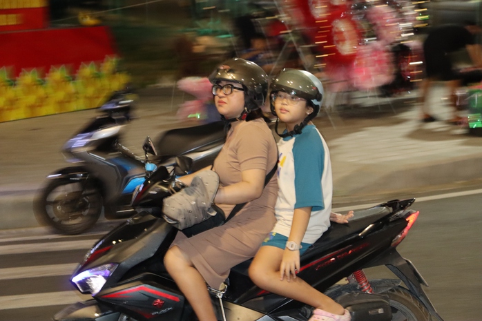 VIDEO: Quảng trường 278 tỉ đồng ở C&agrave; Mau nhộn nhịp ng&agrave;y Tết - Ảnh 9.