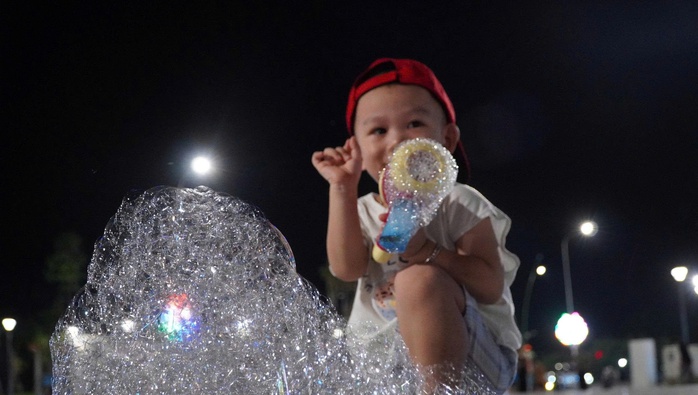 VIDEO: Quảng trường 278 tỉ đồng ở C&agrave; Mau nhộn nhịp ng&agrave;y Tết - Ảnh 8.