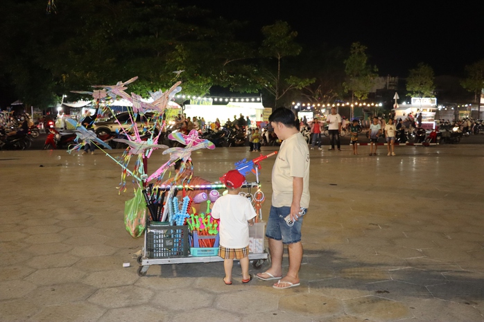 VIDEO: Quảng trường 278 tỉ đồng ở C&agrave; Mau nhộn nhịp ng&agrave;y Tết - Ảnh 12.