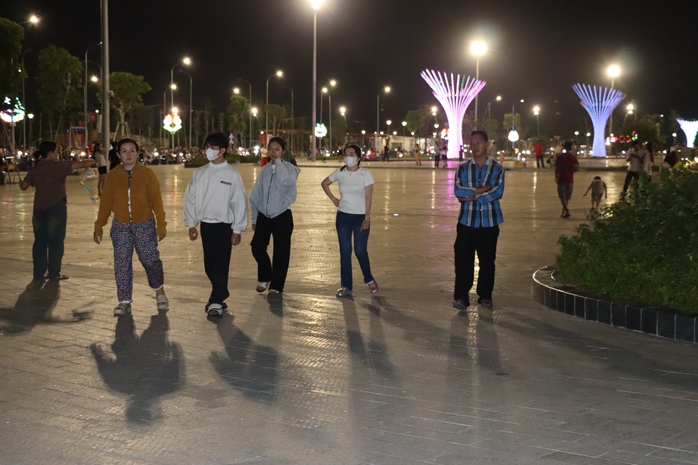 VIDEO: Quảng trường 278 tỉ đồng ở C&agrave; Mau nhộn nhịp ng&agrave;y Tết - Ảnh 13.