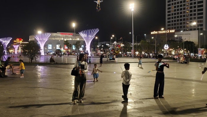 VIDEO: Quảng trường 278 tỉ đồng ở C&agrave; Mau nhộn nhịp ng&agrave;y Tết - Ảnh 14.