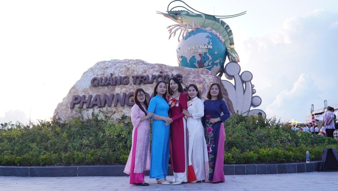 VIDEO: Quảng trường 278 tỉ đồng ở C&agrave; Mau nhộn nhịp ng&agrave;y Tết - Ảnh 2.