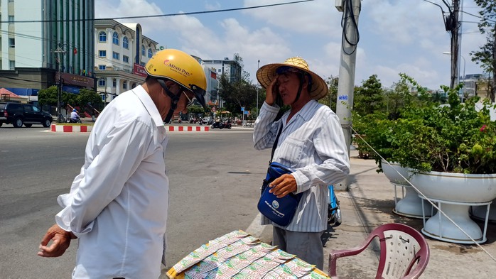 VIDEO: Tết của những người b&aacute;n v&eacute; số dạo - Ảnh 2.