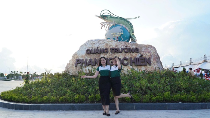 VIDEO: Quảng trường 278 tỉ đồng ở C&agrave; Mau nhộn nhịp ng&agrave;y Tết - Ảnh 3.