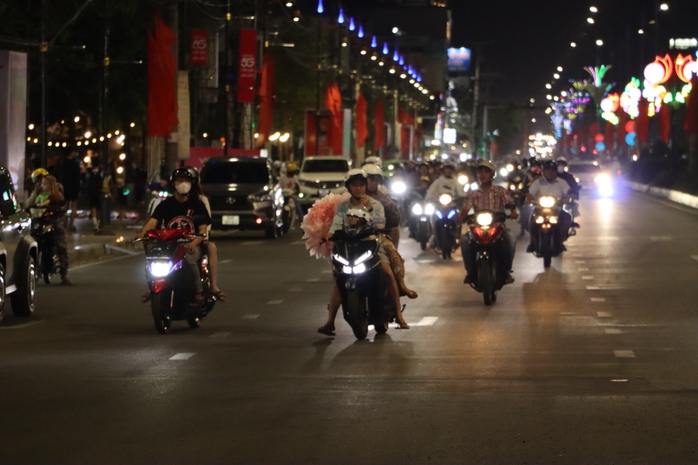 VIDEO: Quảng trường 278 tỉ đồng ở C&agrave; Mau nhộn nhịp ng&agrave;y Tết - Ảnh 4.