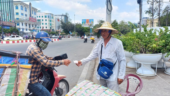 VIDEO: Tết của những người b&aacute;n v&eacute; số dạo - Ảnh 6.