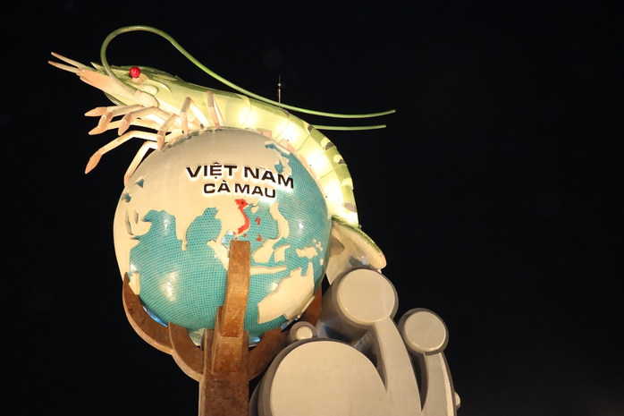 VIDEO: Quảng trường 278 tỉ đồng ở C&agrave; Mau nhộn nhịp ng&agrave;y Tết - Ảnh 6.