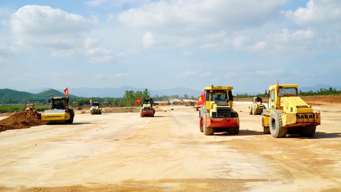 M&ugrave;a xu&acirc;n tr&ecirc;n đại c&ocirc;ng trường Cảng h&agrave;ng kh&ocirc;ng Ph&ugrave; C&aacute;t - Ảnh 1.