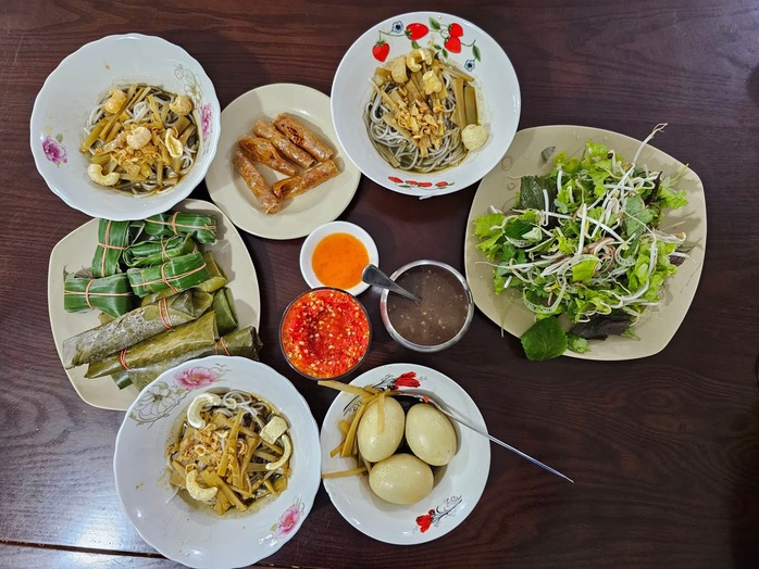 B&uacute;n mắm cua thối Gia Lai &ndash; hương vị &ldquo;kh&oacute; qu&ecirc;n&rdquo; giữa phố n&uacute;i Pleiku - Ảnh 2.