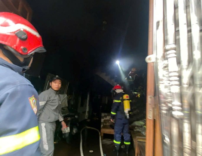 Kịp thời cứu 2 người trong vụ ch&aacute;y nh&agrave; d&acirc;n tại Hải Ph&ograve;ng m&ugrave;ng 1 Tết 2026 - Ảnh 2.