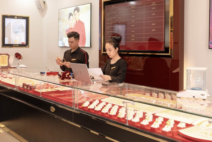 Gi&aacute; v&agrave;ng SJC giảm tiếp trong bối cảnh thị trường v&agrave;ng 2026 - Ảnh 2.