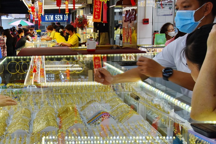 Gi&aacute; v&agrave;ng h&ocirc;m nay 18-2: Sụt giảm mạnh - Ảnh 1.