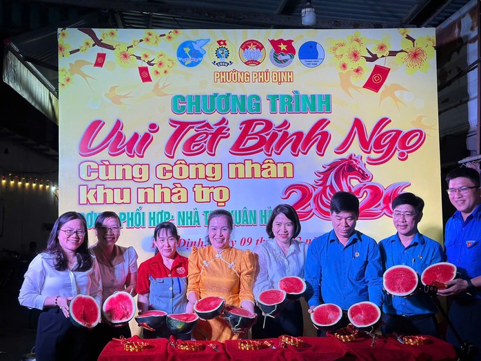 Ấm l&ograve;ng người lao động ăn Tết ở nh&agrave; trọ - Ảnh 1.