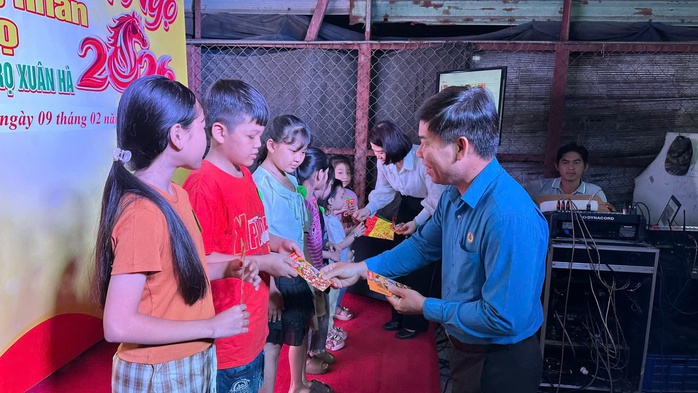 Ấm l&ograve;ng người lao động ăn Tết ở nh&agrave; trọ - Ảnh 4.