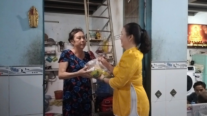 Ấm l&ograve;ng người lao động ăn Tết ở nh&agrave; trọ - Ảnh 3.