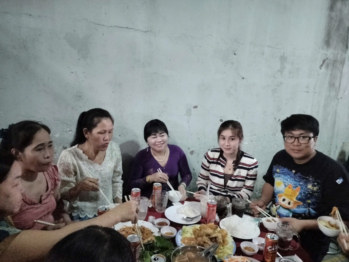 Ấm l&ograve;ng người lao động ăn Tết ở nh&agrave; trọ - Ảnh 2.