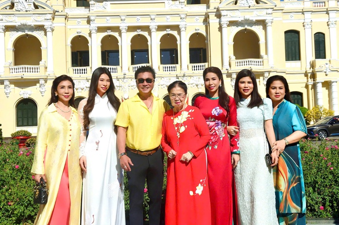 Ba thế hệ gia đ&igrave;nh nh&agrave; L&yacute; H&ugrave;ng - L&yacute; Hương du xu&acirc;n  - Ảnh 5.